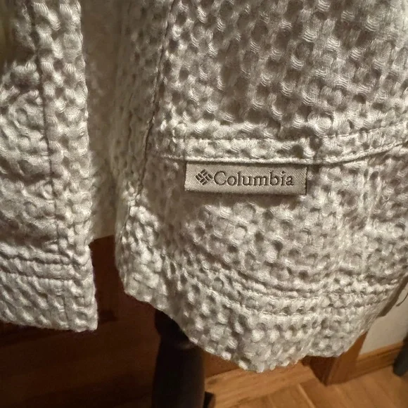 Columbia women’s lightweight jacket with large buttons - Picture 4 of 13